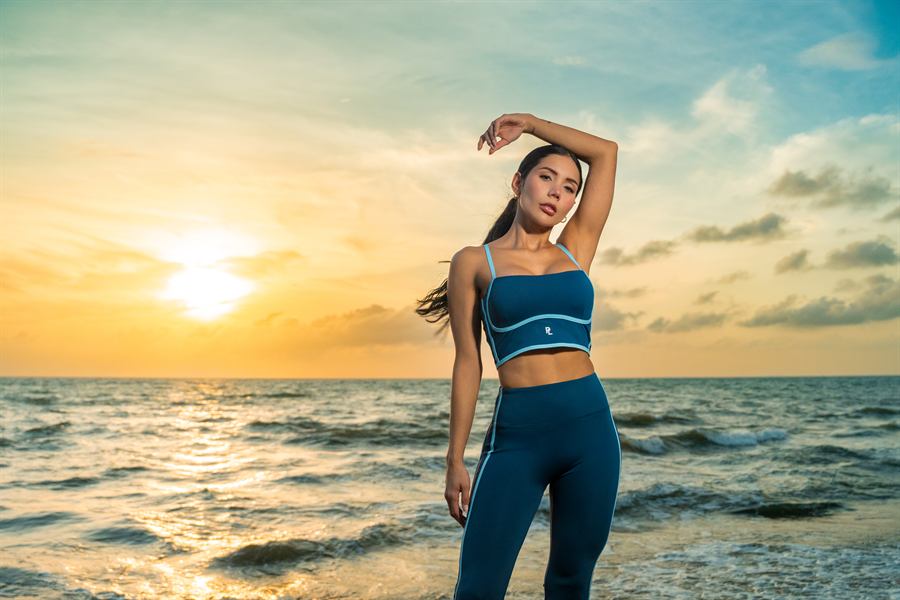 Conjunto azul frente al mar